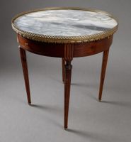 TABLE BOUILLOTE à tirettes latérales en bois teinté et verni… (photo 2)