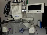 une photo d'une machine à coudre posée sur un bureau dans une pièce