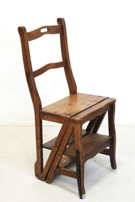 une petite chaise en bois avec une échelle au dos