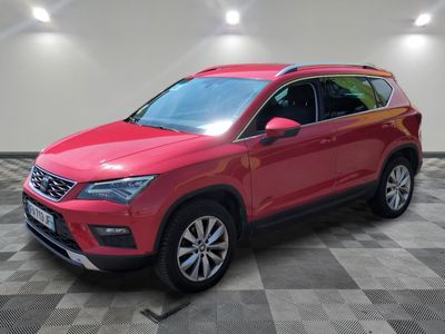 un SUV Aten aux sièges rouges garé dans un showroom