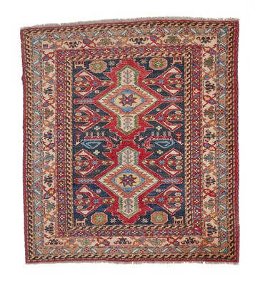 un tapis rouge et bleu à motifs de losanges
