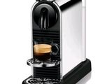 gros plan d'une machine à café avec une tasse de café
