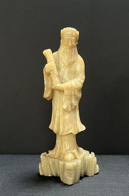 CHINE Sujet en pierre figurant un sage.