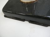 un téléphone portable posé sur une table, avec une bague en or dessus