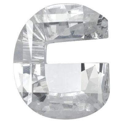 La lettre « e » est composée de cristaux transparents sur fond blanc.