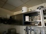 un micro-ondes posé au-dessus d'un plan de travail dans une cuisine