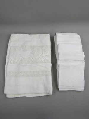 Nappe en fils et crochet (190 x 280 cm) ; 11 Serviettes en d…