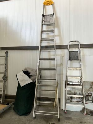 une échelle appuyée contre un mur dans un bâtiment