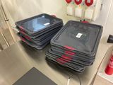Plusieurs bagages sont empilés les uns sur les autres sur une table