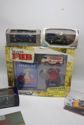 une boîte de petites voitures assorties posée sur une table