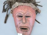 un vieux masque avec des dreadlocks sur la tête