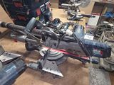 une machine posée sur le sol du garage