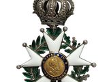 Gros plan sur une médaille surmontée d'une couronne