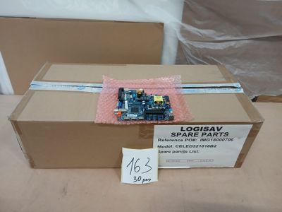 une boîte contenant un circuit imprimé, posée sur une table