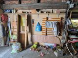 une pièce dans laquelle se trouvent tout un tas d'objets