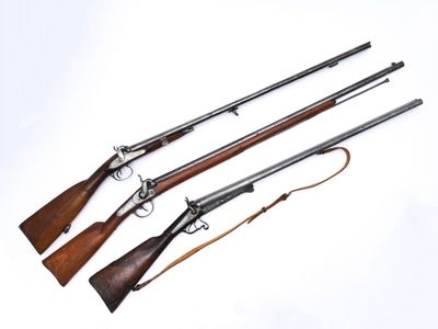 trois types d'armes à feu différents sur fond blanc