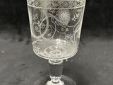 un verre orné d'un motif, posé sur une table