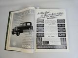 une photo en noir et blanc d'une ancienne publicité pour une voiture