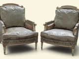 paire de fauteuils anciens avec coussins rembourrés