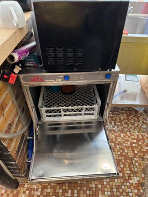une photo d'un lave-vaisselle professionnel dans une cuisine