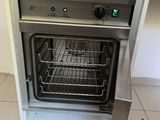 un four argenté avec une grille au milieu