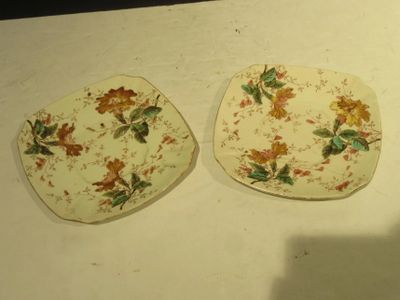deux assiettes posées sur une table