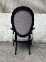 Fauteuil cabriolet en bois noirci à dossier médaillon, pieds… (photo 3)