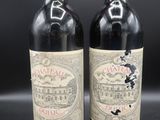 deux bouteilles de vin rouge posées sur une table noire