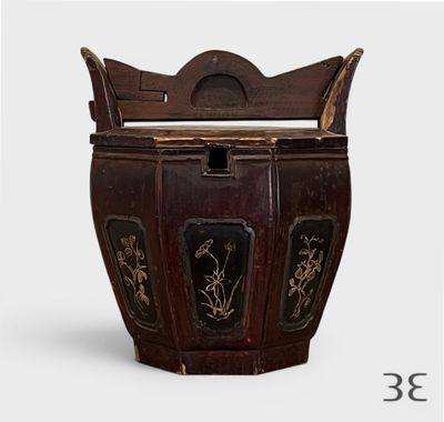 une boîte en bois munie d'un couvercle orné d'un motif