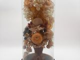 une cloche en verre contenant un bouquet de fruits