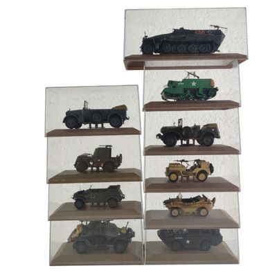de nombreux véhicules militaires exposés dans une vitrine