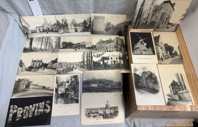 de nombreuses vieilles photos exposées sur une table