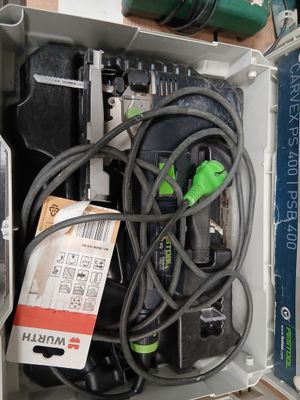 une boîte contenant un ensemble d'équipements électriques