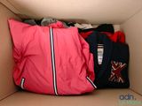 une boîte remplie de vêtements, avec un oreiller à l'intérieur