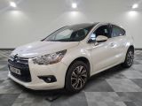 la voiture blanche est garée sur un sol en damier dans le garage
