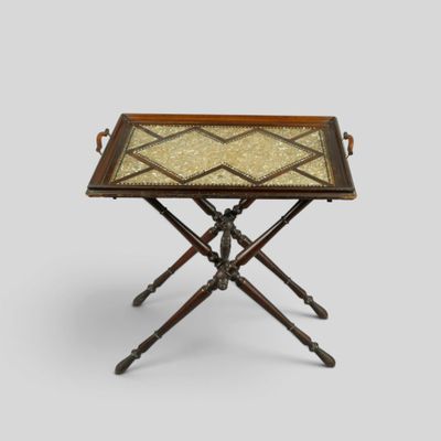 une petite table sur laquelle est posé un plateau