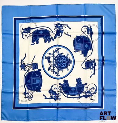 foulard carré bleu et blanc orné d'une image représentant une calèche