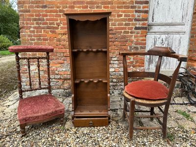 deux chaises et une armoire devant un mur de briques