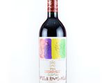 une bouteille de vin posée sur une table