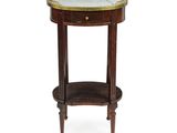 une table ronde avec un plateau en marbre et des pieds en bois