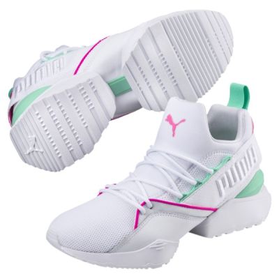 une paire de baskets blanches rehaussées de touches de rose et de vert