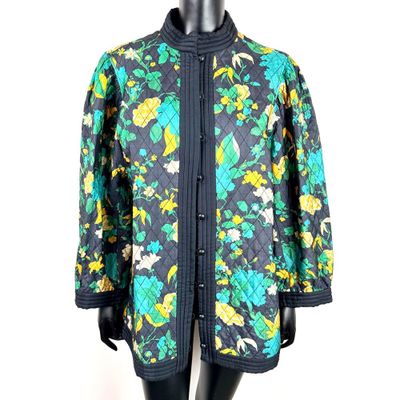 une photo d'un mannequin portant une veste ornée de fleurs
