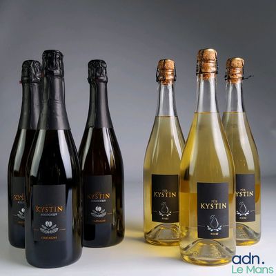 quatre bouteilles de vin posées les unes à côté des autres sur une table