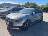 un SUV argenté garé sur un parking à côté d'autres voitures