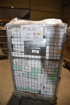 un chariot sur lequel sont posés de nombreux cartons