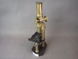 un microscope posé sur une table