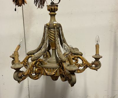 un lustre surmonté d'un oiseau, suspendu au plafond