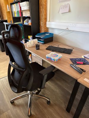 un bureau sur lequel se trouvent un ordinateur, un clavier, une souris et d'autres objets