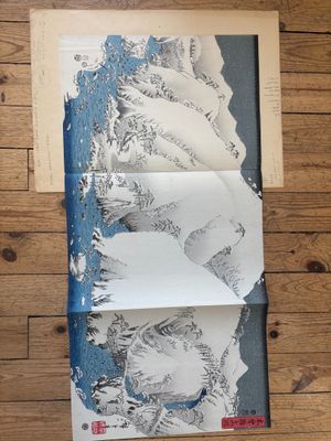 un gros plan d'une feuille de papier sur laquelle figure un dessin