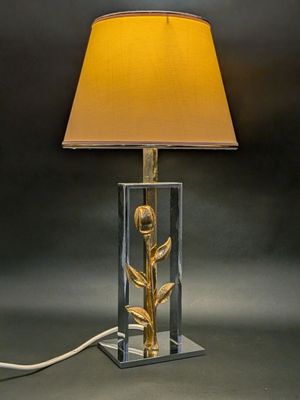 une lampe posée sur une table à côté d'une lampe